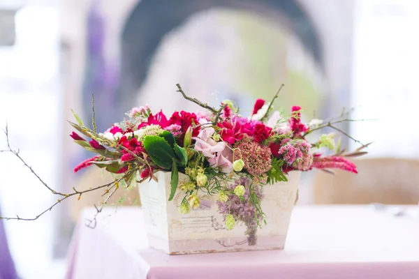 Hermosa decoración ramos de flores — Foto de Stock