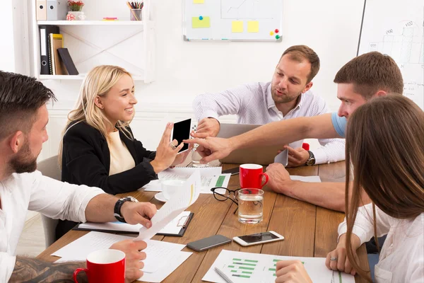 Reunión de negocios. Jóvenes hipsters hombres de negocios y mujeres en la oficina moderna — Foto de Stock