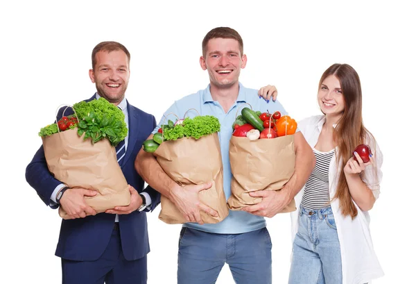 Pessoas felizes seguram sacos com alimentos saudáveis, compradores de supermercado isolados — Fotografia de Stock