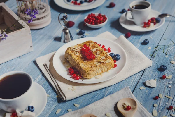 Gebak-pie, thee, koffie en bessen op blauwe rustiek hout — Stockfoto