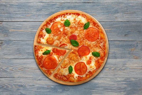 Köstliche italienische vegetarische Pizza Margherita von oben — Stockfoto