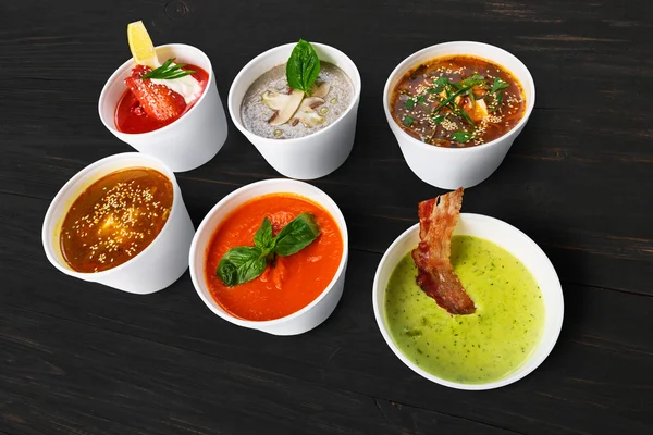 Różnorodność zup z różnych kuchni w czarnym drewnie — Zdjęcie stockowe