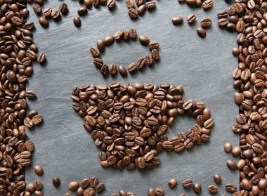 Kahve çekirdekleri taş arka plan, bardaktan