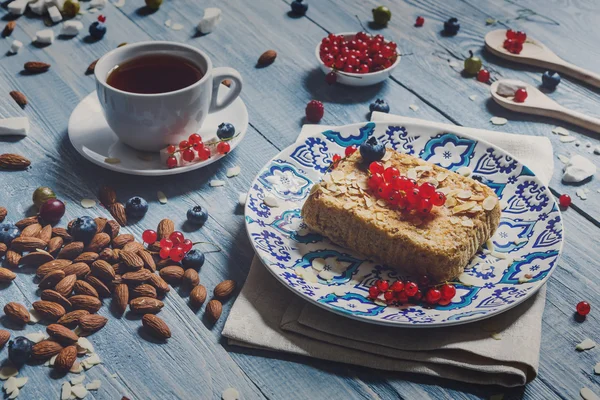 Gebak-pie, thee, koffie en bessen op blauwe rustiek hout — Stockfoto