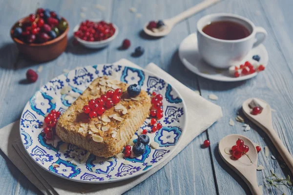 Gebak-pie, thee en bessen op blauwe rustiek hout — Stockfoto