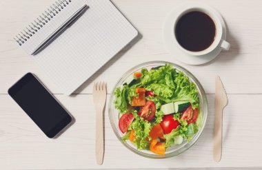 Sağlıklı bir iş öğle yemeği aperatif ofis, sebze salatası Üstten Görünüm