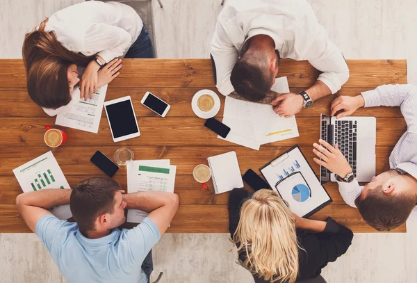 Groep van mensen uit het bedrijfsleven uitgeput slaap in kantoor, bovenaanzicht — Stockfoto