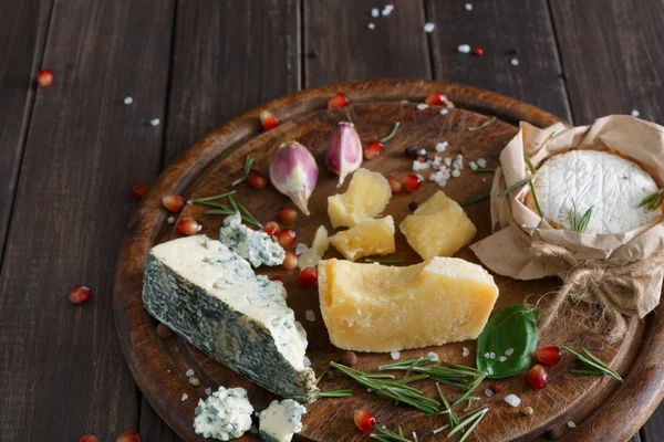 Käsedelikatessen in Nahaufnahme auf rustikalem Holz, blauem Roquefort und Parmesan — Stockfoto