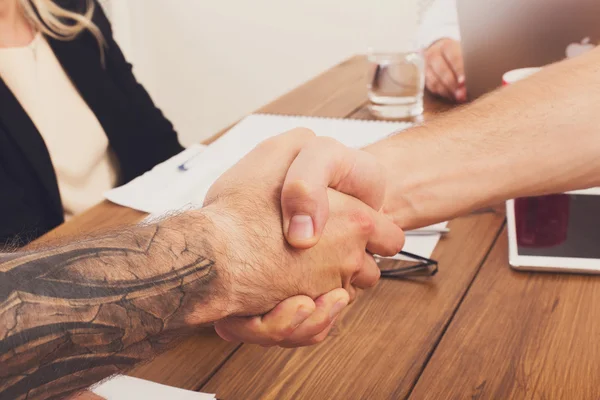 Poignée de main d'affaires à la réunion de bureau, conclusion du contrat et accord réussi — Photo