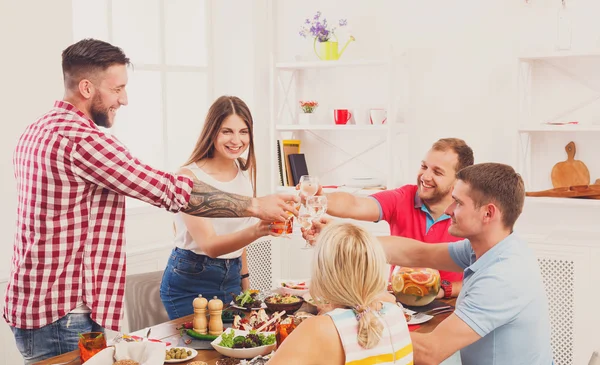 Les gens disent acclamations cliquetis verres à la fête de table dîner — Photo