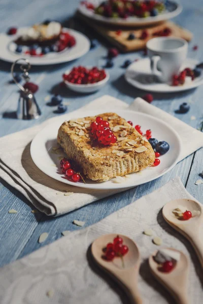 Gebak-pie, thee, koffie en bessen op blauwe rustiek hout — Stockfoto