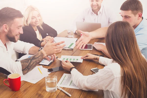 Reunión de negocios. Jóvenes hipsters hombres de negocios y mujeres en la oficina moderna — Foto de Stock