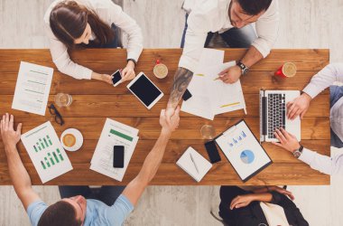 İş insanlar grup karşılıklı ofis, üstten görünüm