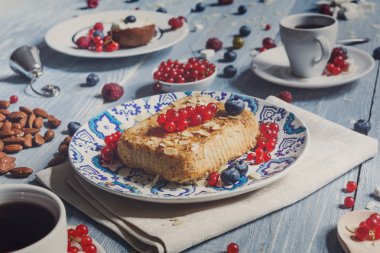 Pasta pasta, çay, kahve ve çilek mavi rustik ahşap
