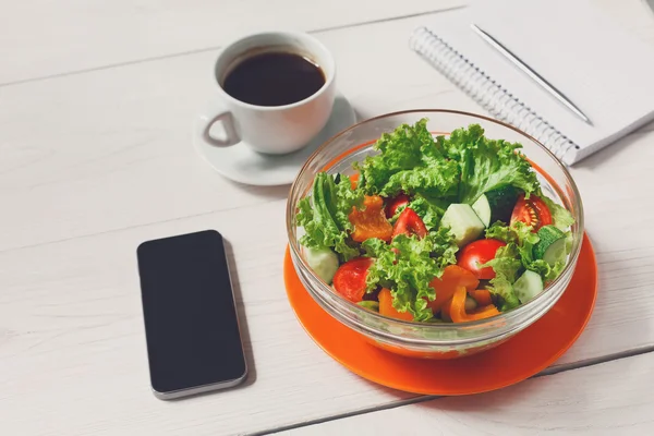 Healthy business lunch snack in office, vegetable salad top view — Stock Photo, Image