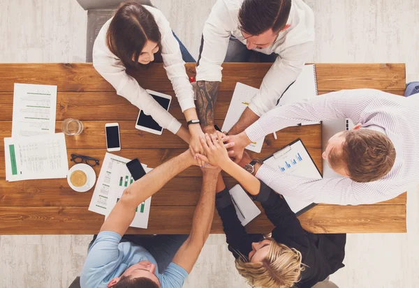 Csapatmunka és a csapatépítés koncepció hivatalban, emberek csatlakozni kezek — Stock Fotó