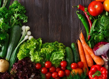 Çerçeve kopya alanı ahşap zemin üzerine taze sebze