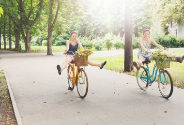 Bisiklet Park binmek birlikte mutlu boho chic kız