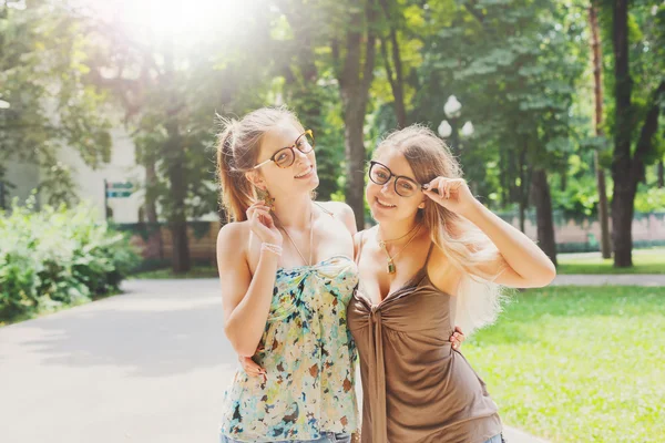 Twee mooie jonge boho chique stijlvol meisjes lopen in park. — Stockfoto