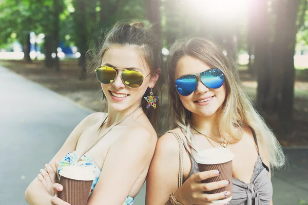 Twee mooie jonge boho chique stijlvol meisjes lopen in park. — Stockfoto