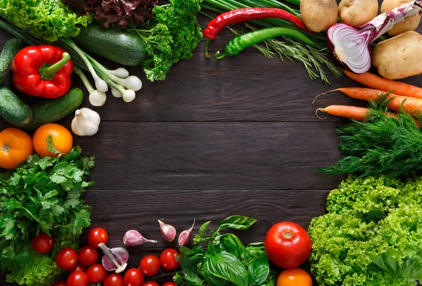 新鲜的蔬菜与副本空间木制背景上的框架 — 图库照片