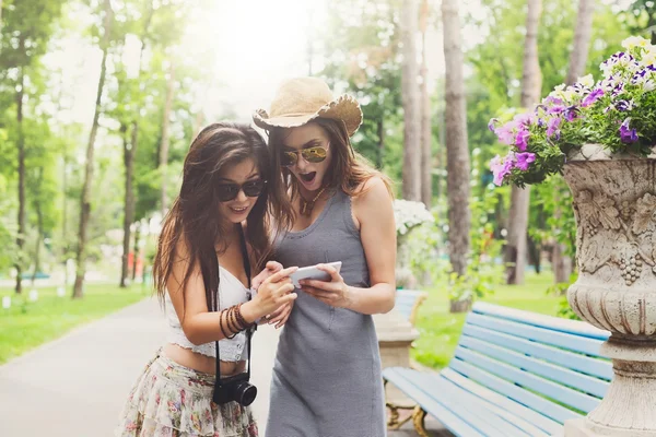 Retrato al aire libre de tres amigos tomando fotos con un smartphone — Foto de Stock