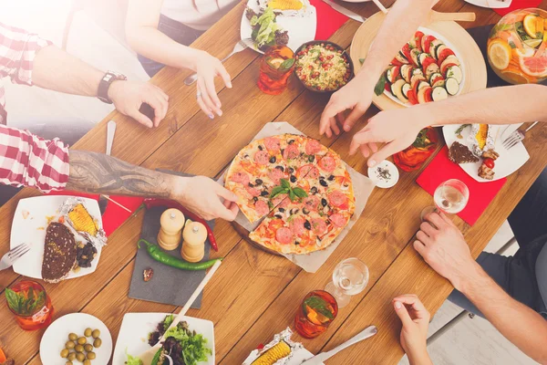 사람들이 축제 테이블 디너 파티에서 피자를 먹을 — 스톡 사진