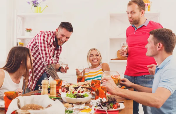 Grupp glada ungdomar på middagsbordet, vänner part — Stockfoto