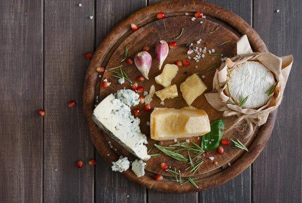 Vista superior del queso en madera rústica, roquefort azul y parmesano — Foto de Stock