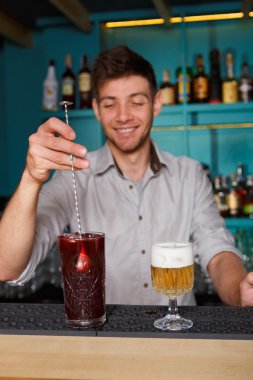 Barman bar iç alkol berry kokteyl yapma