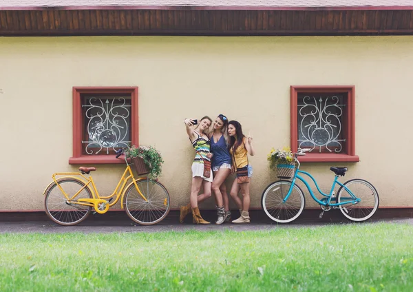Boldog boho elegáns lány pózol kerékpárokkal közelében ház homlokzata — Stock Fotó