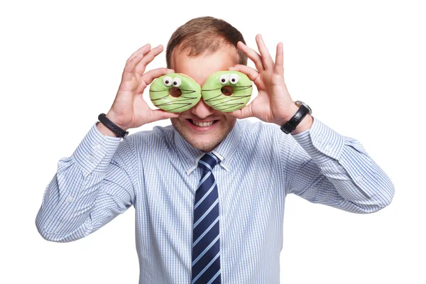 Man maakt donut bril, plezier hebben, geïsoleerd — Stockfoto