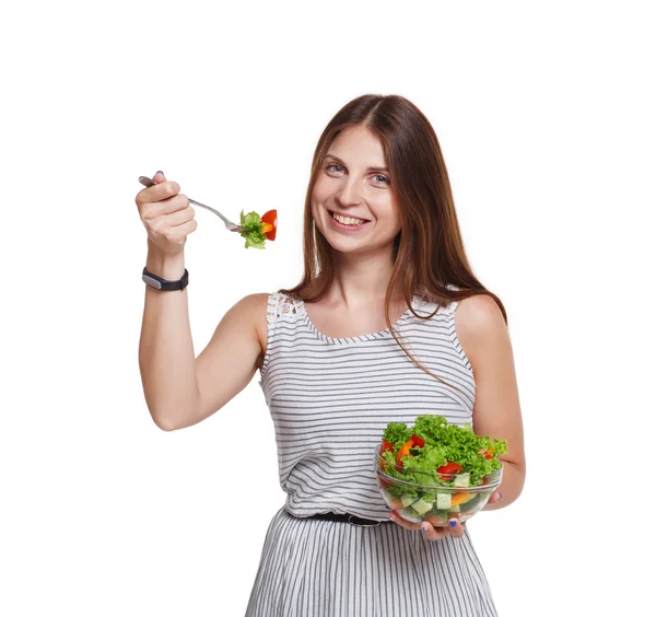 Gülümseyen kadın yemek üzerine beyaz izole taze sebze salatası — Stok fotoğraf