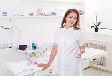 Kadın Güzellik Uzmanı Doktor spa merkezinde iş