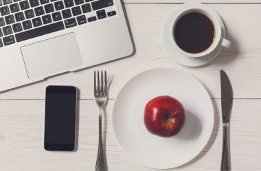 Diyet kavramı, sadece iş öğle yemeğinde elma ofiste