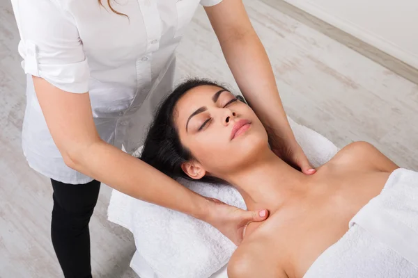 Woman beautician doctor make body massage in spa wellness center — Stock Photo, Image