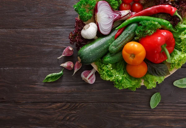 Frontera de verduras frescas sobre fondo de madera con espacio para copiar —  Fotos de Stock