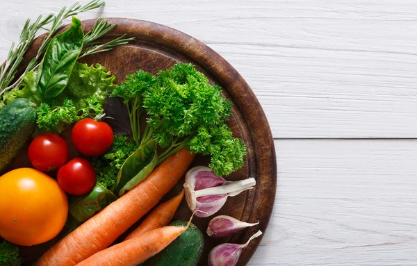 Frontera de verduras frescas sobre fondo de madera con espacio para copiar — Foto de Stock