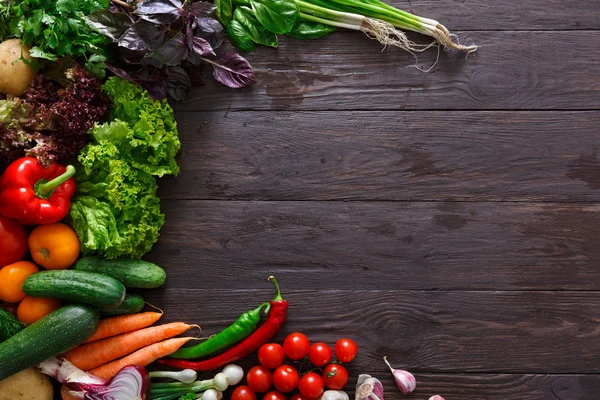 Cornice di verdure fresche su sfondo di legno con spazio copia — Foto Stock