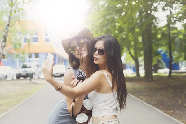 Teman perempuan mengambil foto selfie dengan smartphone di luar ruangan — Stok Foto