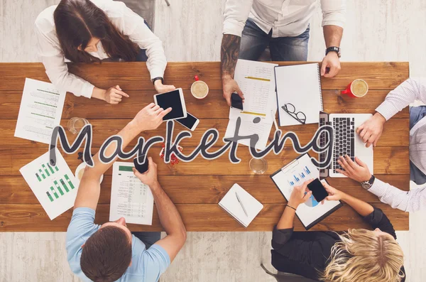 Bedrijfsgroep mensen werken op marketing in kantoor, bovenaanzicht — Stockfoto