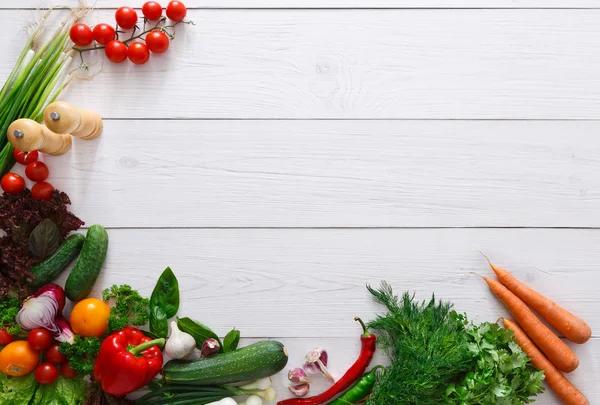 Cornice verdure fresche su sfondo bianco in legno con spazio copia — Foto Stock