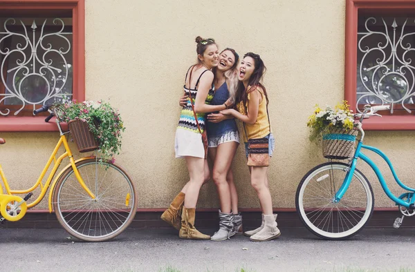 집 외관 근처 자전거와 행복 boho 세련 된 여자 포즈 — 스톡 사진