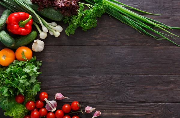 Rand aus frischem Gemüse auf Holzgrund mit Kopierraum — Stockfoto