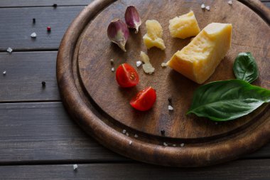 Rustik ahşap, brie ve parmesan peynir delikatessen portre