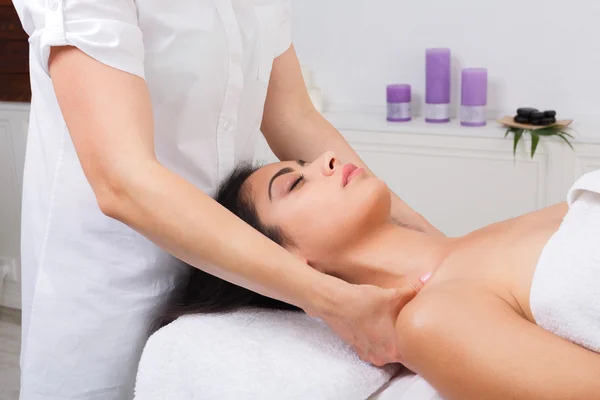 Женщина-косметолог делает массаж шеи в спа-центре — стоковое фото