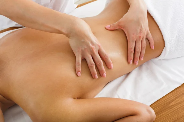 Mulher massagista fazer massagem corporal no centro de bem-estar spa — Fotografia de Stock