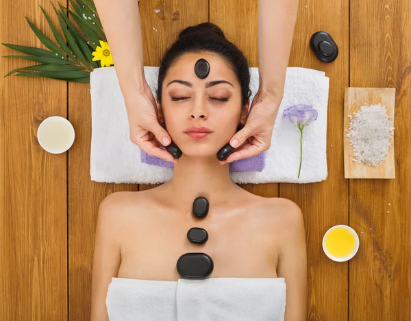 Esteticista fazer massagem de pedra spa para mulher no centro de bem-estar — Fotografia de Stock