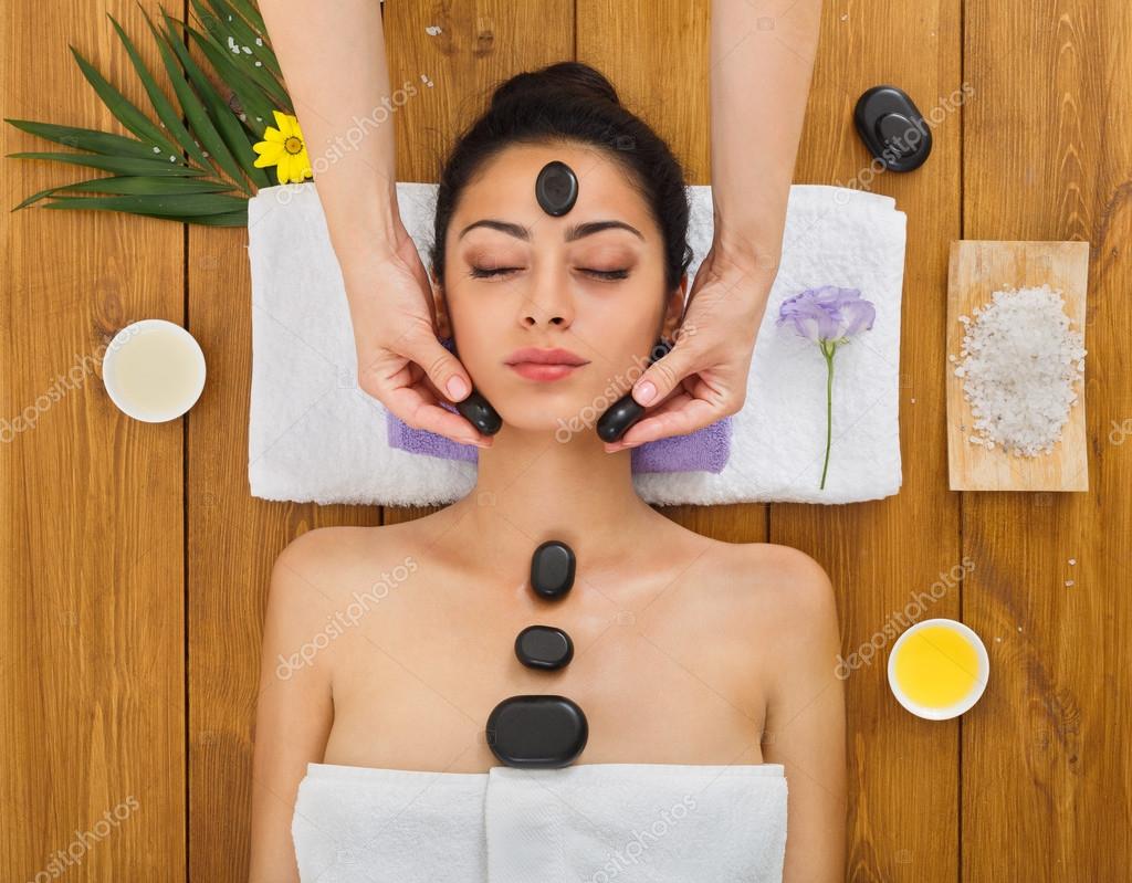 Estética hacer piedra de masaje spa