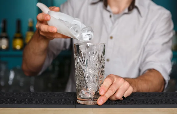 Barmans mãos fazendo gelo para coquetel — Fotografia de Stock